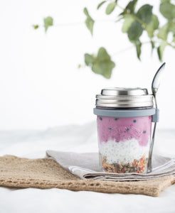 The Kilner® Breakfast Jar Set of 2 is a unique way to store and consume breakfast snacks like overnight oats and cereals whether at home or on the go